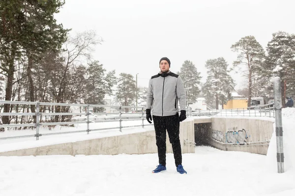 Спортсмен взимку на відкритому повітрі — стокове фото