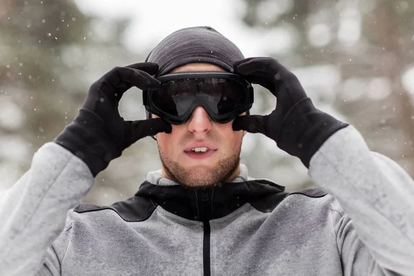 Спортивный человек в лыжных очках зимой на открытом воздухе — стоковое фото