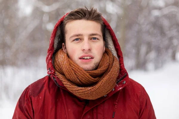 Felice uomo in giacca invernale con cappuccio all'aperto — Foto Stock