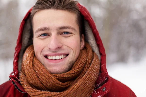 Primer plano de hombre feliz en chaqueta de invierno con capucha —  Fotos de Stock