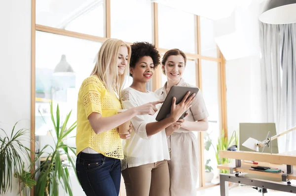 Glückliches Kreativteam mit Tablet-PC im Büro — Stockfoto