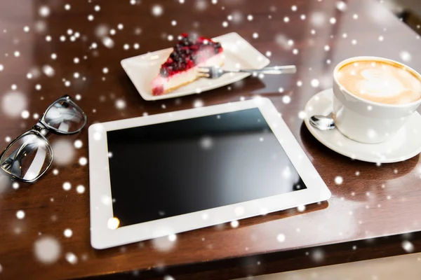 Primer plano de la tableta PC, taza de café y pastel — Foto de Stock
