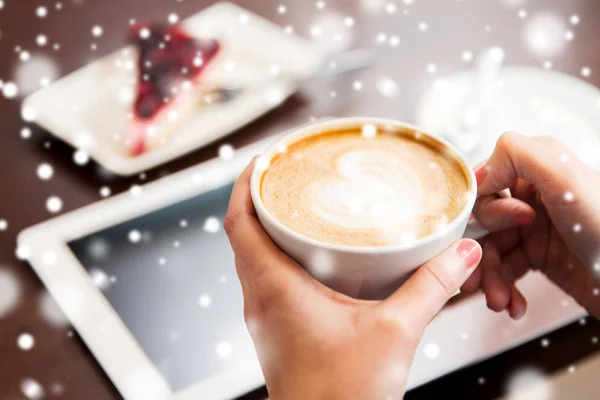 Fechar as mãos com café, tablet pc e bolo — Fotografia de Stock