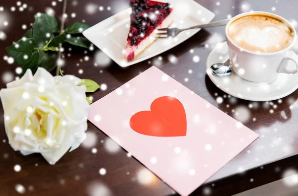 Primo piano di biglietto di auguri con cuore e caffè — Foto Stock