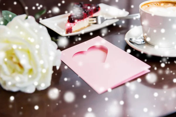 Primer plano de la tarjeta de felicitación con corazón y café —  Fotos de Stock