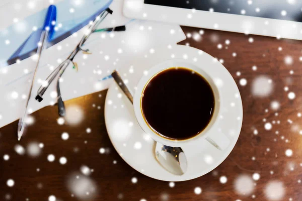 Taza de café, gráficos de negocios y tableta PC en la mesa —  Fotos de Stock