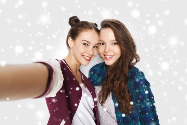 Feliz sorrindo muito adolescentes meninas tomando selfie — Fotografia de Stock