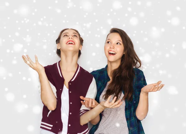 Feliz sorrindo muito adolescentes meninas se divertindo — Fotografia de Stock