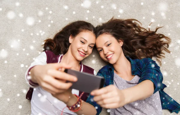 Felice ragazze adolescenti sul pavimento e prendendo selfie — Foto Stock