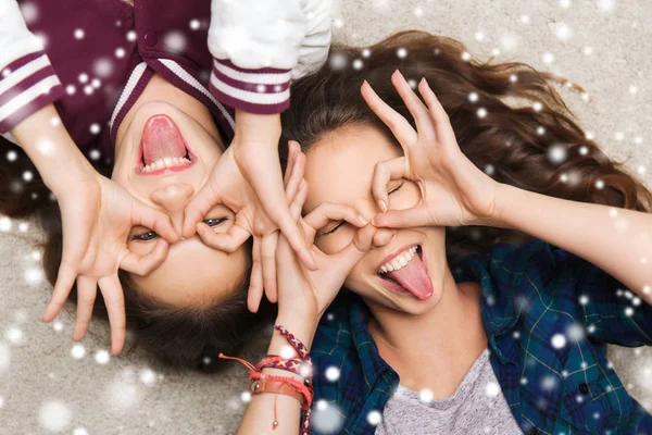 Glada leende ganska tonårsflickor har roligt — Stockfoto