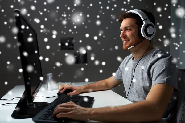 Mann mit Headset spielt Computervideospiel zu Hause — Stockfoto