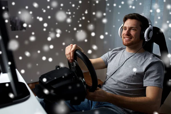 男人玩车赛车视频游戏在家里 — 图库照片