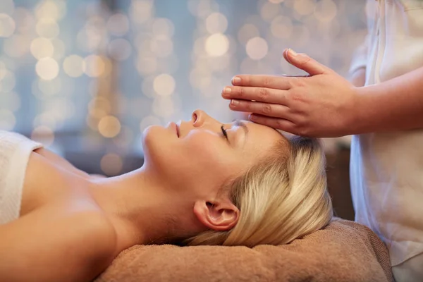 Primo piano della donna con massaggio facciale in spa — Foto Stock