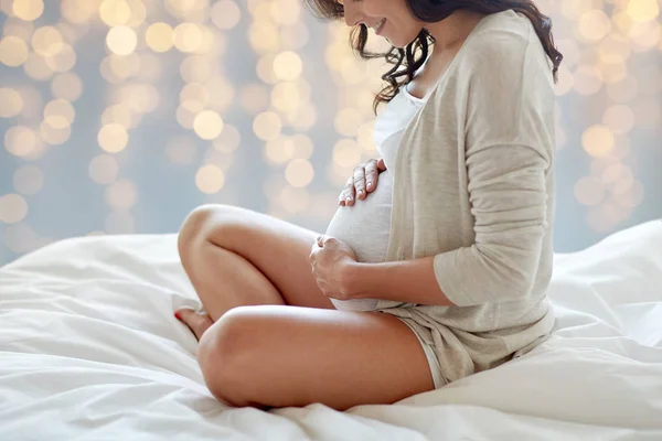 Primer plano de la mujer embarazada feliz en la cama — Foto de Stock