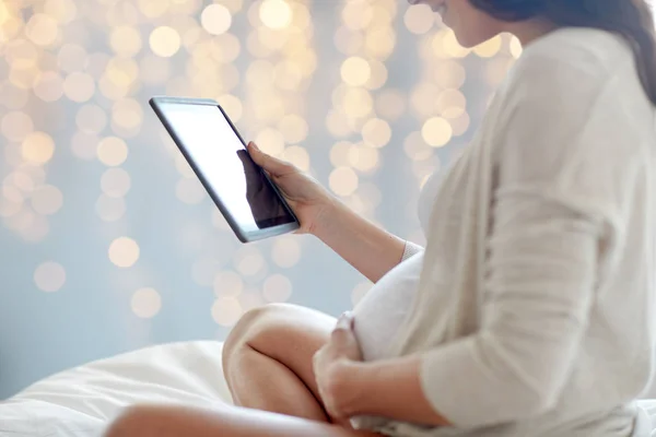 Kobieta w ciąży z komputera typu tablet w łóżku z bliska — Zdjęcie stockowe