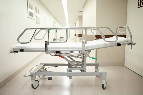 Νοσοκομείο gurney ή φορείο στο δωμάτιο έκτακτης ανάγκης — Φωτογραφία Αρχείου