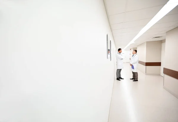 Férfi orvos beszél a kórházi folyosó — Stock Fotó
