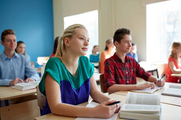 Schülergruppe mit Büchern in der Schulstunde — Stockfoto