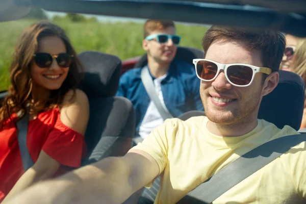 Happy přátelé jízdy v autě kabriolet — Stock fotografie