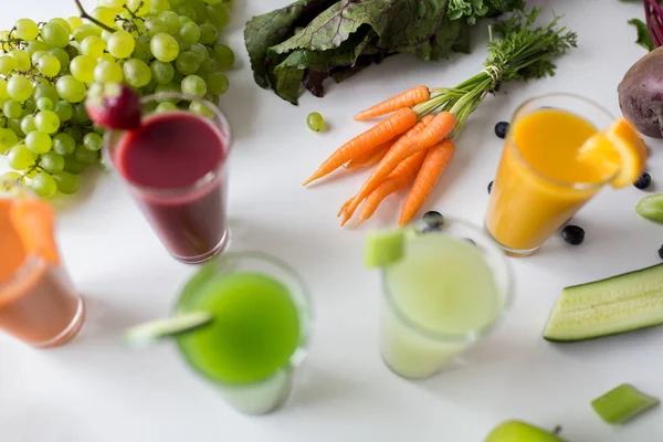 Glasögon med olika frukt- eller grönsaksjuice — Stockfoto