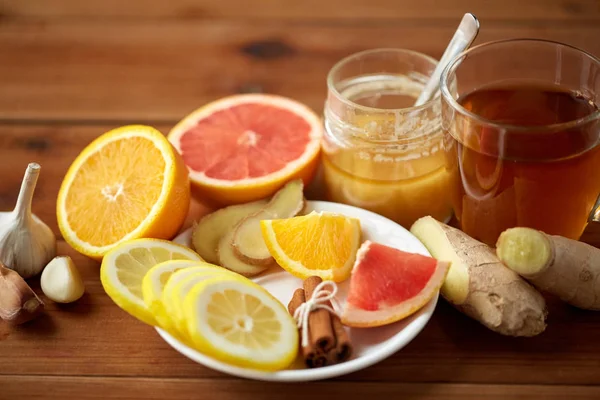 Teh jahe dengan madu, jeruk dan bawang putih di atas kayu — Stok Foto