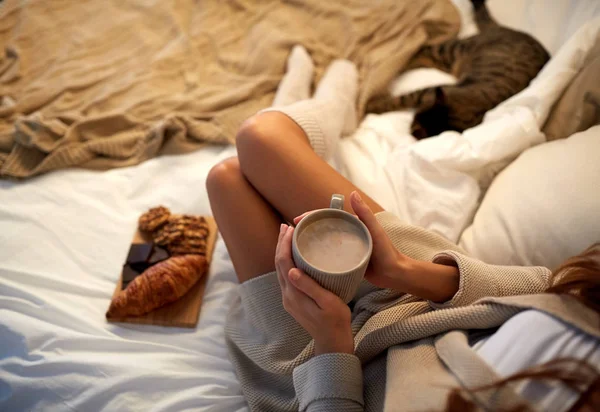 Крупным планом женщина с какао чашки в постели — стоковое фото