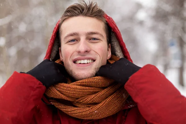 Homme heureux en veste d'hiver et écharpe à l'extérieur — Photo