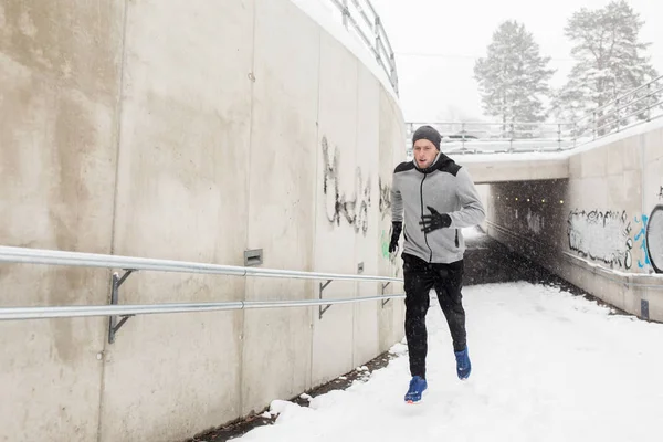 男人在冬天里跑出来地铁隧道 — 图库照片