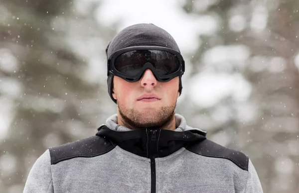 Hombre deportivo con gafas de esquí en invierno al aire libre — Foto de Stock