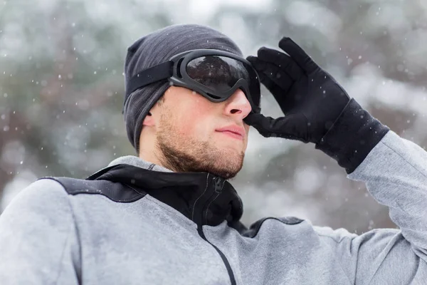 Närbild på sport man med skidglasögon på vintern — Stockfoto