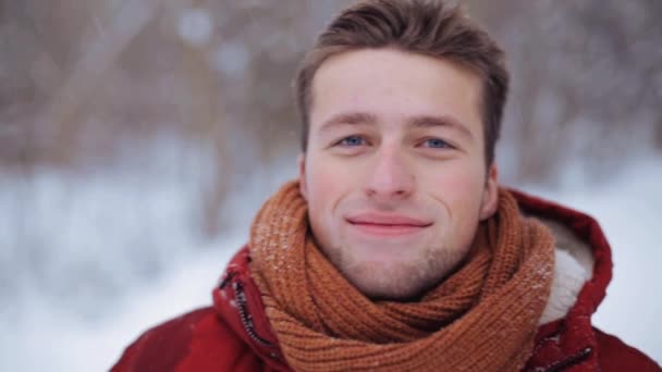Gelukkig man in winter jas met kap buitenshuis — Stockvideo