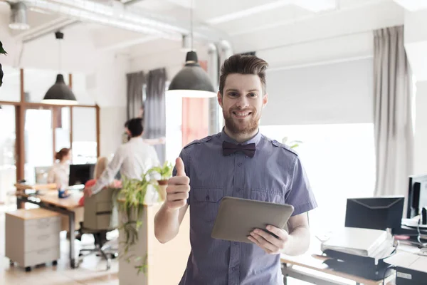 Trabajador de oficina masculino creativo feliz con la tableta PC —  Fotos de Stock