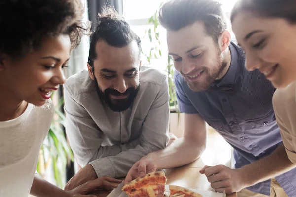 Happy business team eating pizza in office — Stock Photo, Image