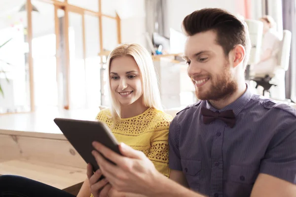 Glückliches Kreativteam mit Tablet-PC im Büro — Stockfoto