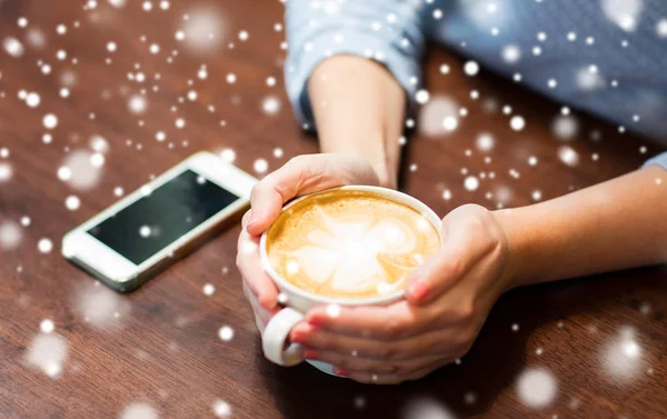 Primer plano de la mujer con teléfono inteligente y café —  Fotos de Stock