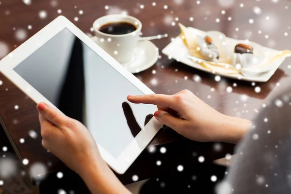 Close up of woman with tablet pc and coffee — Stock Photo, Image