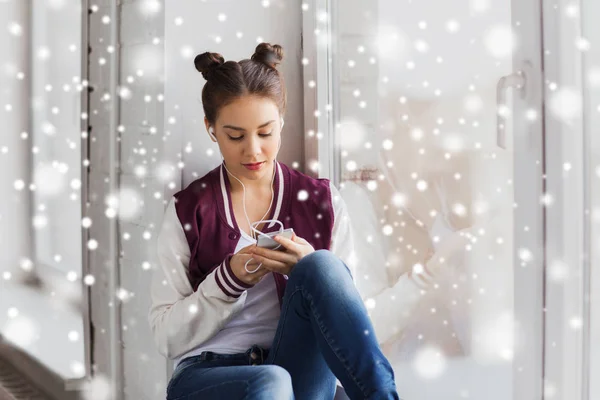 Tiener meisje met smartphone en oortjes — Stockfoto