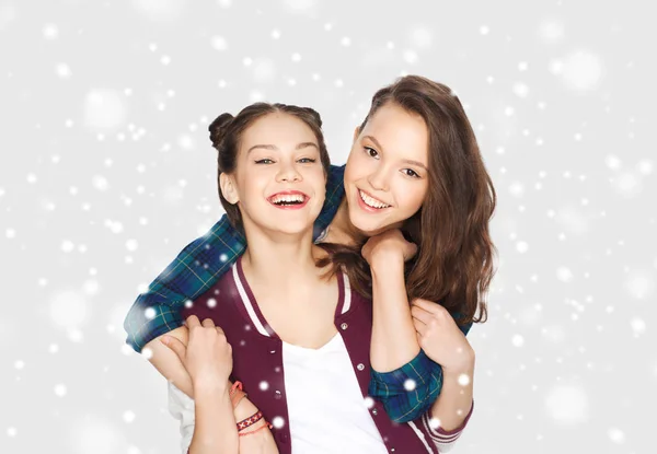 Spokojený úsměv puberťačky objímání po sněhu — Stock fotografie