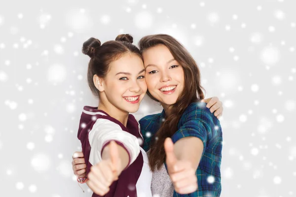 Glücklich lächelnde Teenager-Mädchen zeigen Daumen hoch — Stockfoto