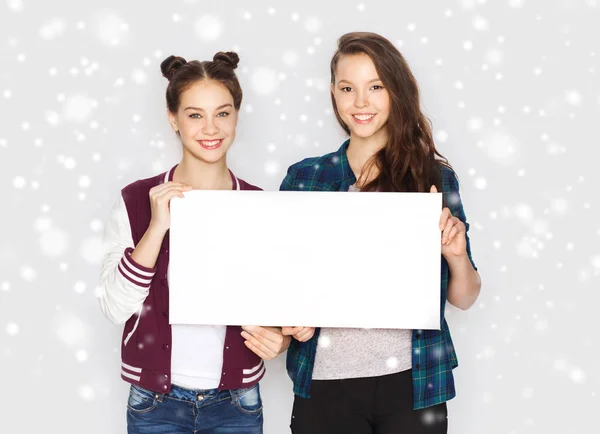 Sorridente ragazze adolescenti in possesso di bordo bianco vuoto — Foto Stock