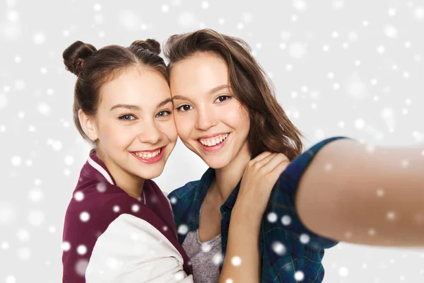Glücklich lächelnde hübsche Teenager-Mädchen beim Selfie — Stockfoto