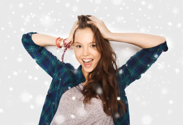 Lyckligt leende ganska tonårsflicka över snö — Stockfoto
