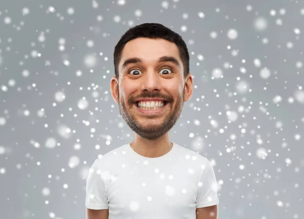 Άνθρωπος με αστείο πρόσωπο πέρα από το χιόνι υπόβαθρο — Φωτογραφία Αρχείου