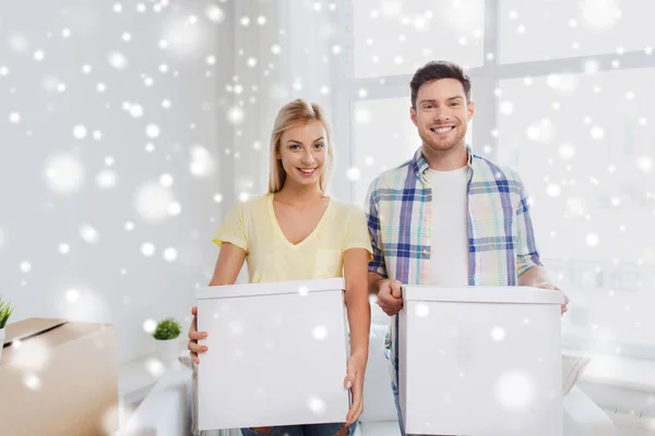 Sonriente pareja con grandes cajas moviéndose a nuevo hogar — Foto de Stock