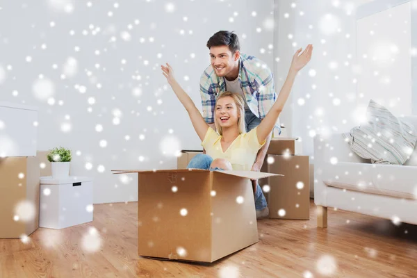 Lyckliga par att ha kul med lådor i nya hem — Stockfoto