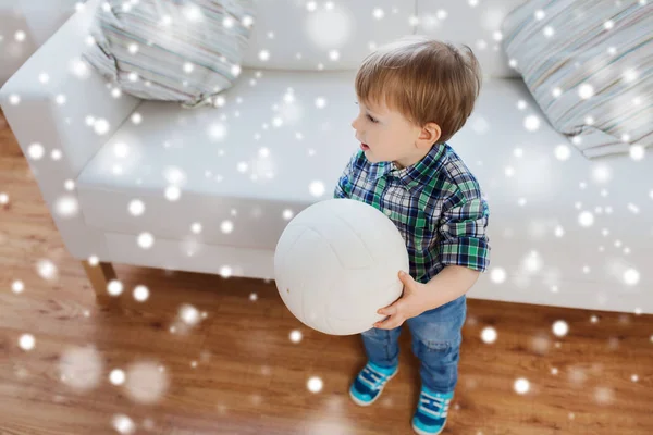 Gelukkig kleine babyjongen met bal thuis — Stockfoto