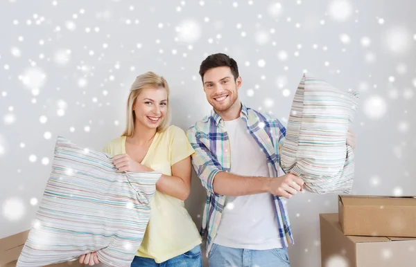 Almofadas casal feliz movendo-se para nova casa — Fotografia de Stock