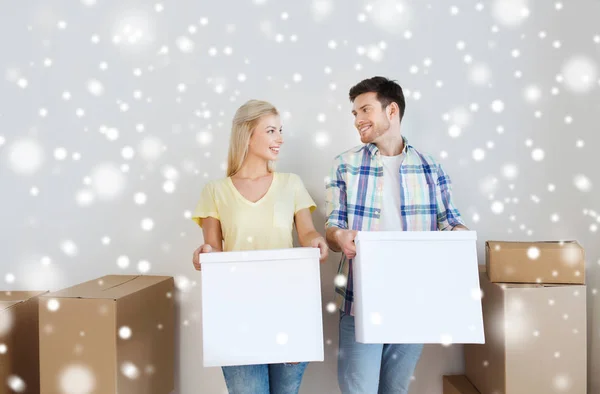 Yeni eve taşıdıktan büyük kutuları gülümseyen çiftle — Stok fotoğraf