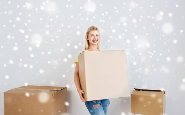 Sonriente joven con caja de cartón en casa —  Fotos de Stock