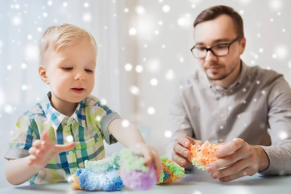 Far och son leker med bollen lera hemma — Stockfoto